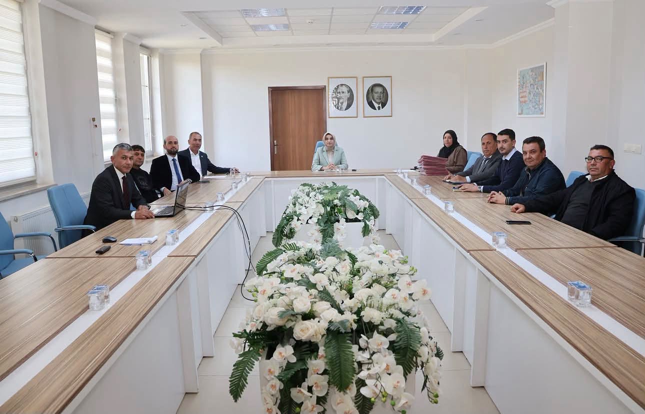 Belediye Başkanımız Doğan MUTLU’nun katılımıyla, Kaymakamımız Şeyma Nur ARIKAN başkanlığında Sosyal Yardımlaşma ve Dayanışma Vakfı Mütevelli Heyeti Toplantısı gerçekleştirildi.